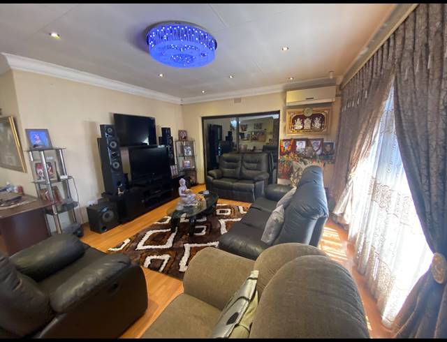 3 BEDROOM FREEHOLD FOR SALE IN DALPARK EXT 11